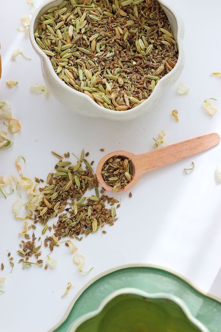 Fennel seeds in a bowl and on a wooden spoon
